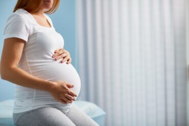 Mères porteuses: un député veut décriminaliser les grossesses payées