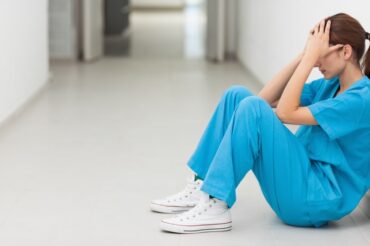 La détresse au travail des infirmières « doit cesser », dit la ministre McCann