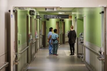 Quebec promises nurses more jobs, no more mandatory overtime