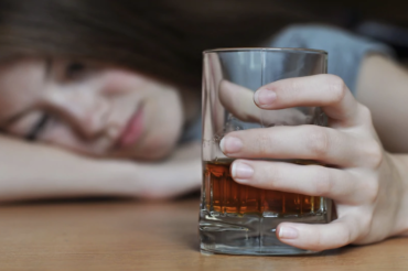 Les coûts humains et sociaux de l’usage excessif d’alcool