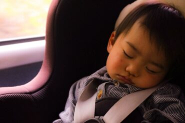 Pourquoi il ne faut pas faire dormir Bébé dans son siège auto