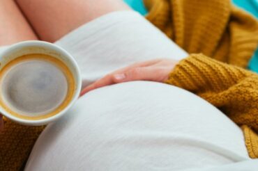 Grossesse : boire deux tasses de café met en danger le foie du bébé