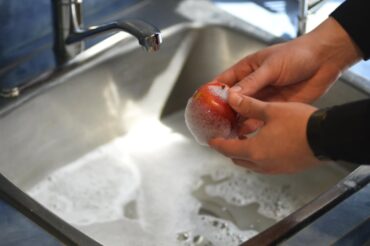 COVID-19: se laver les mains, plus efficace que nettoyer les surfaces