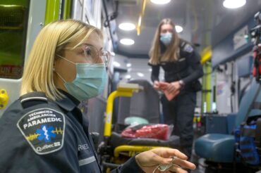 En photos | Une journée avec des ambulanciers en ces temps de pandémie