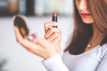 Des toxines dans certains produits de maquillage longue durée