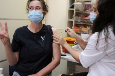 Les rappels du vaccin COVID-19 d’Israël montrent des signes d’apprivoisement de Delta