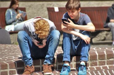 Teens should put down phones to boost mental health: study