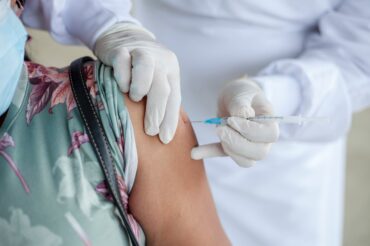 Une étude COVID-19 qui s’est avérée fausse s’est propagée parmi les anti-vaccins