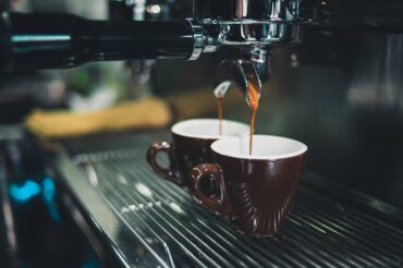 Les buveurs de café vivent plus longtemps, même avec une cuillerée de sucre