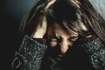What does a panic attack feel like? 12 symptoms