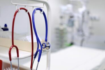Pourquoi des médecins québécois refusent leurs hausses de salaires