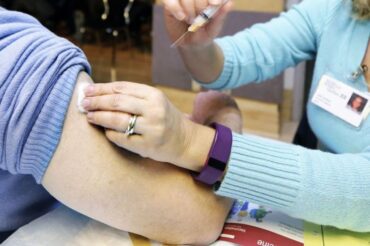Quebec’s free flu shot program to be restored for healthy infants, seniors