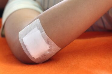 Smart bandage changes color to indicate infection – and fights it