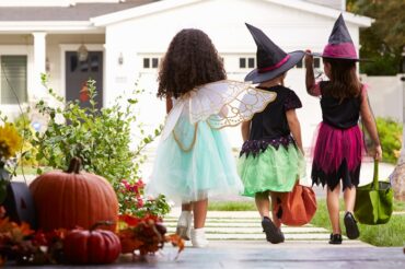 Hand-washing, no yelling ‘trick-or-treat’: Quebec offers up pandemic Halloween rules