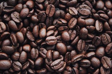 La caféine, le petit grain qui veut du bien à notre peau