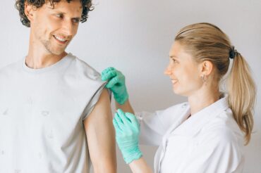 COVID-19 et influenza : pourquoi fait-on un nouvel appel à la vaccination?