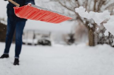 Can shoveling snow cause a heart attack?